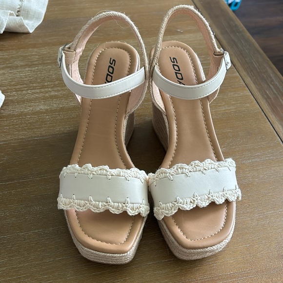 SODA Crochet Leather Wedges Size 9 - Picture 2 of 6